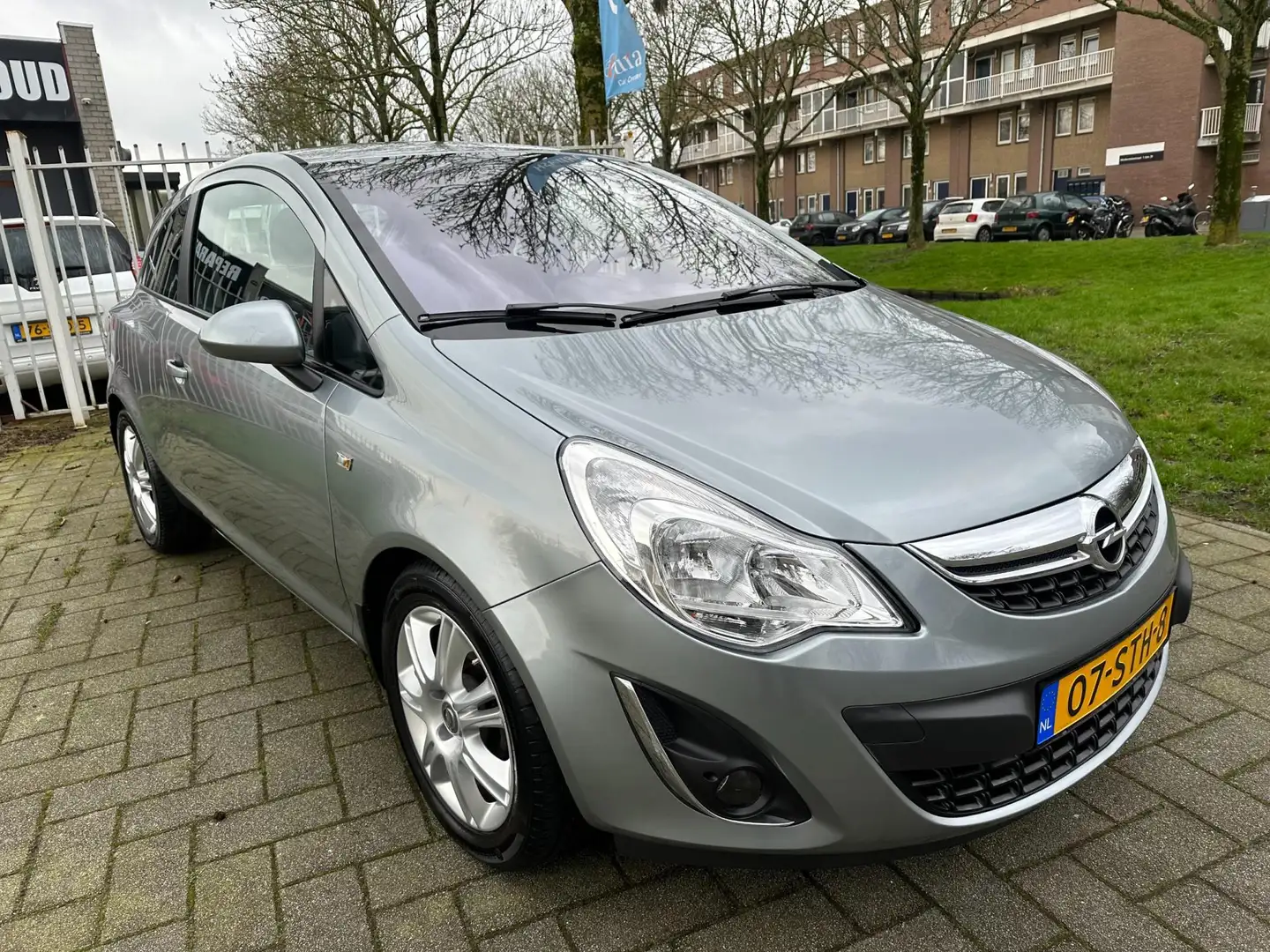 Opel Corsa 1.4-16V Cosmo Grijs - 2
