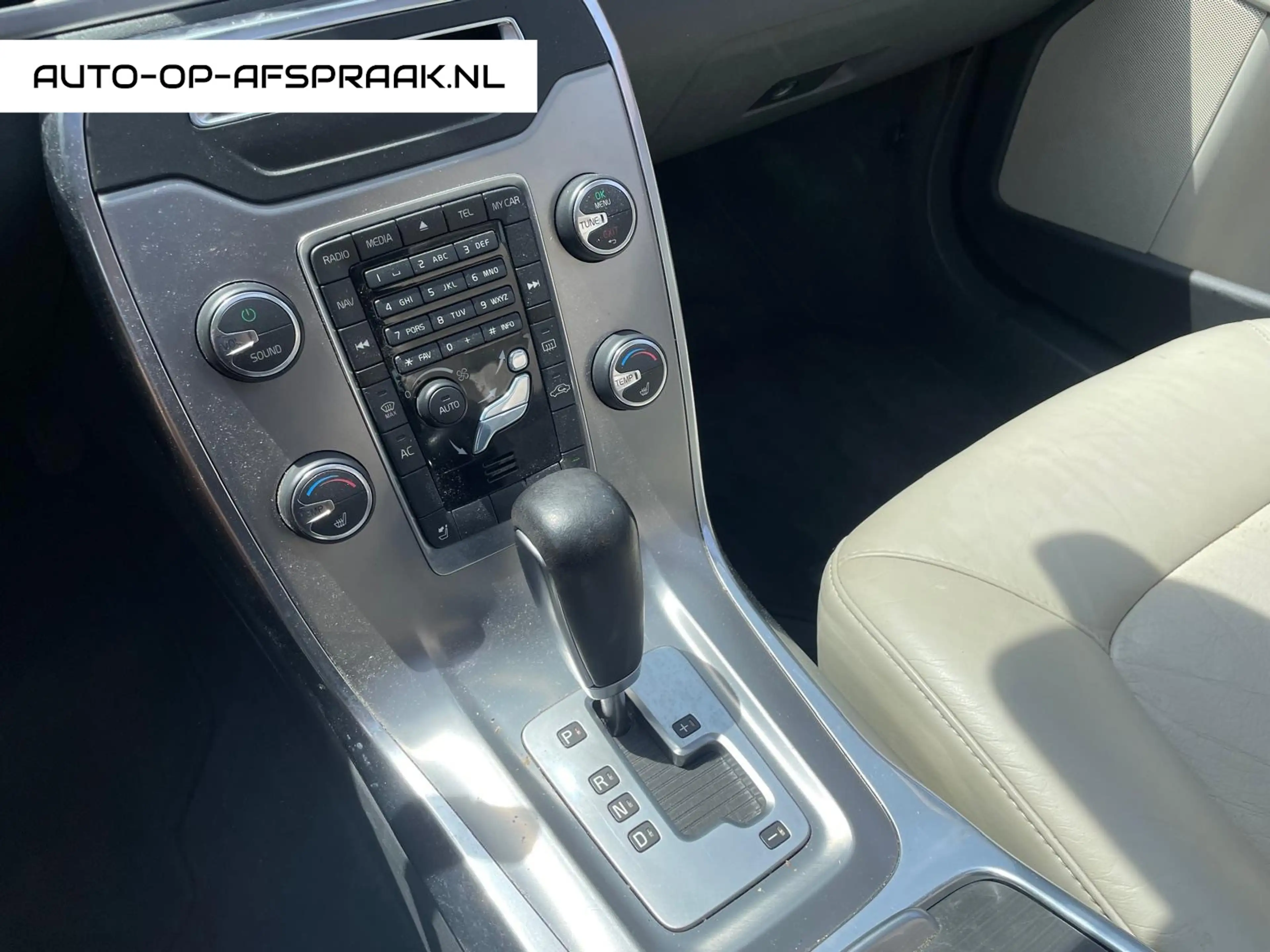 Volvo V70 1.6 T4 Pano Trekhaak Leer Navi Memory — photo 10