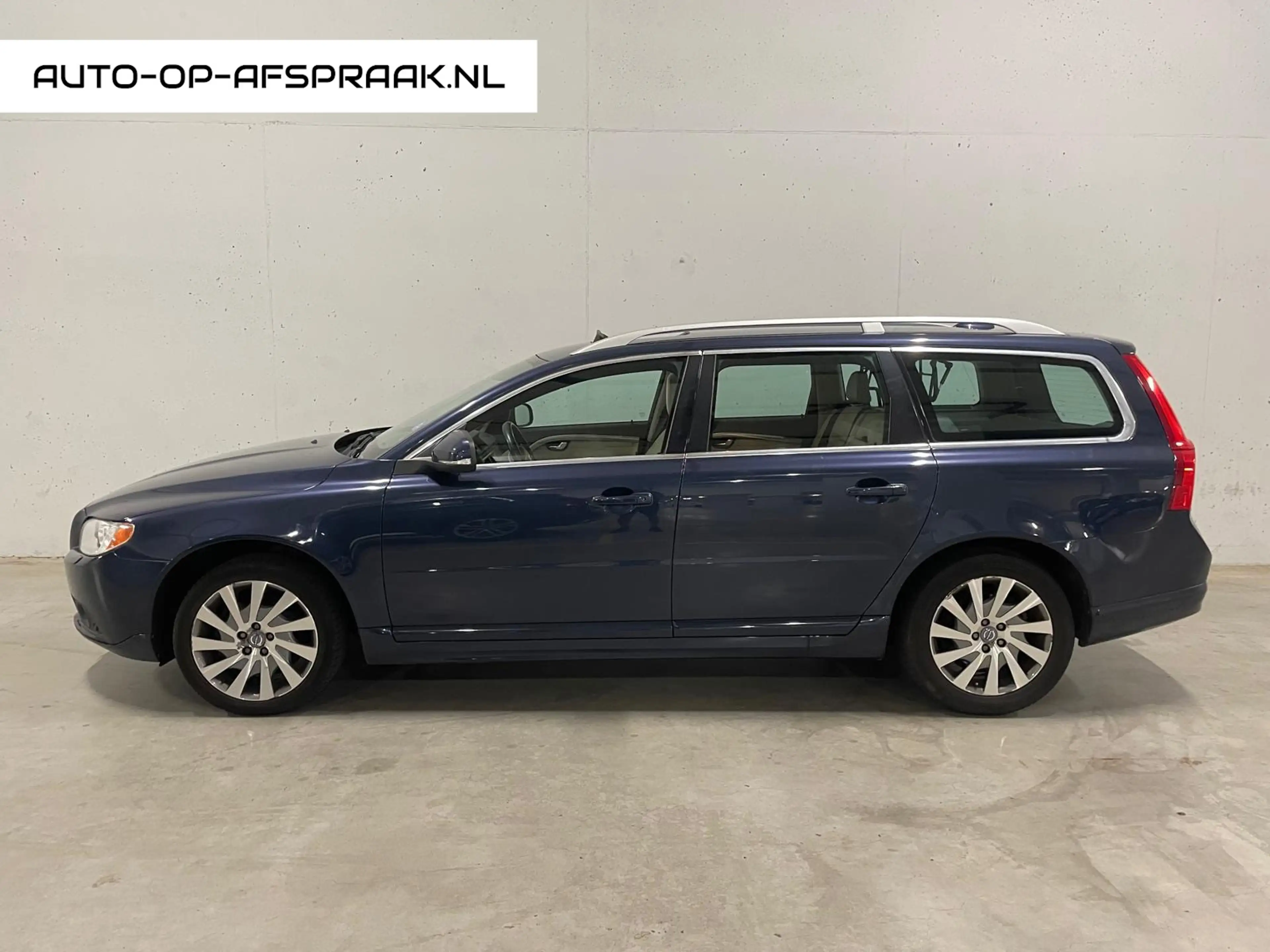 Volvo V70 1.6 T4 Pano Trekhaak Leer Navi Memory — photo 2