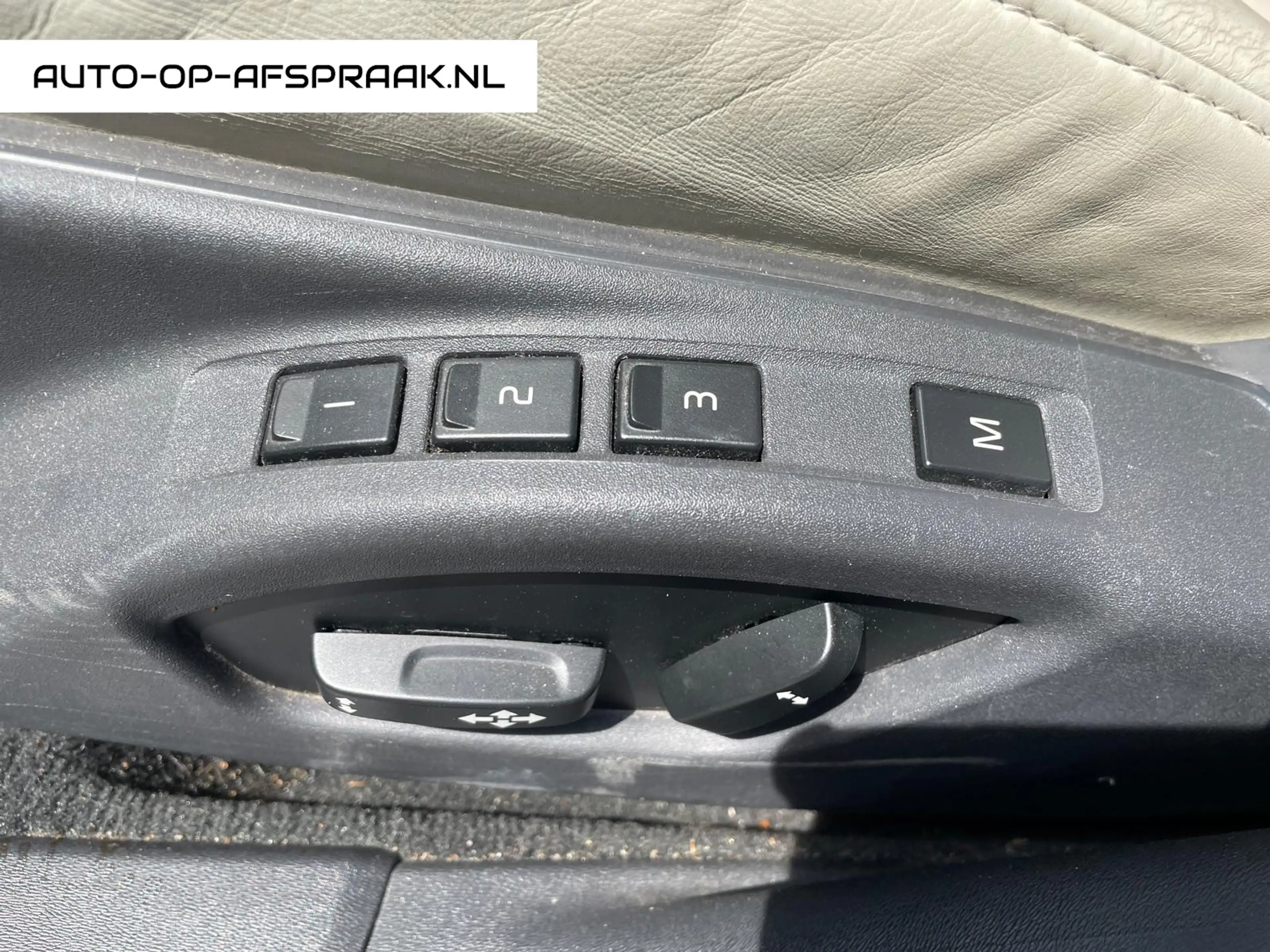 Volvo V70 1.6 T4 Pano Trekhaak Leer Navi Memory — photo 12