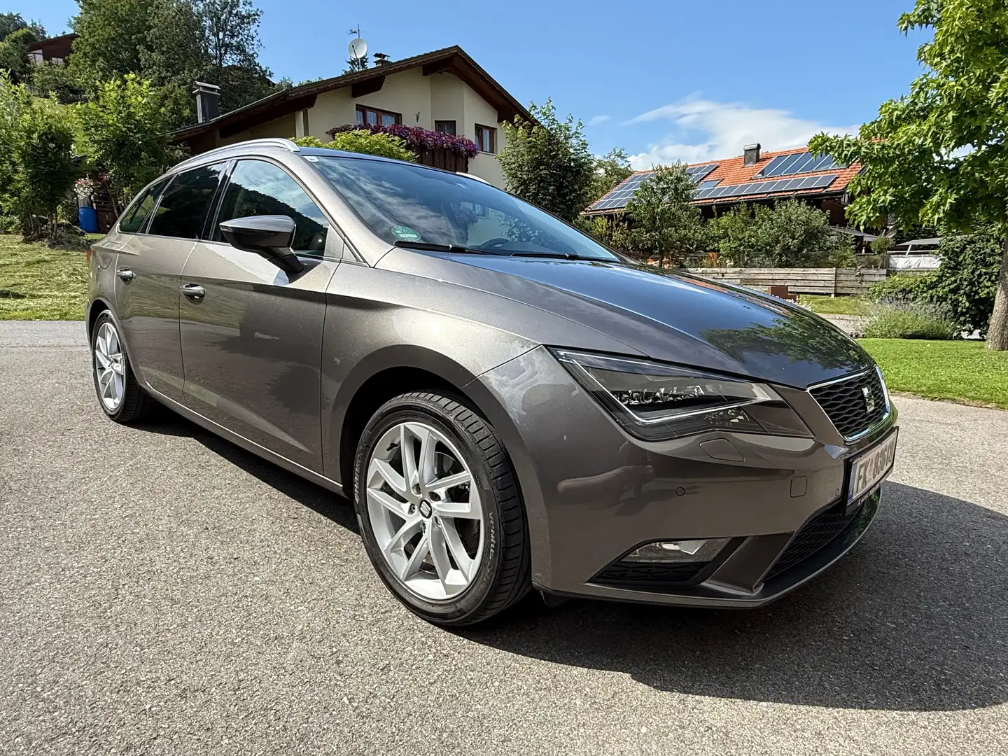 SEAT Leon Leon ST Executive 1,6 TDI CR 4Drive Executive Grau - 1