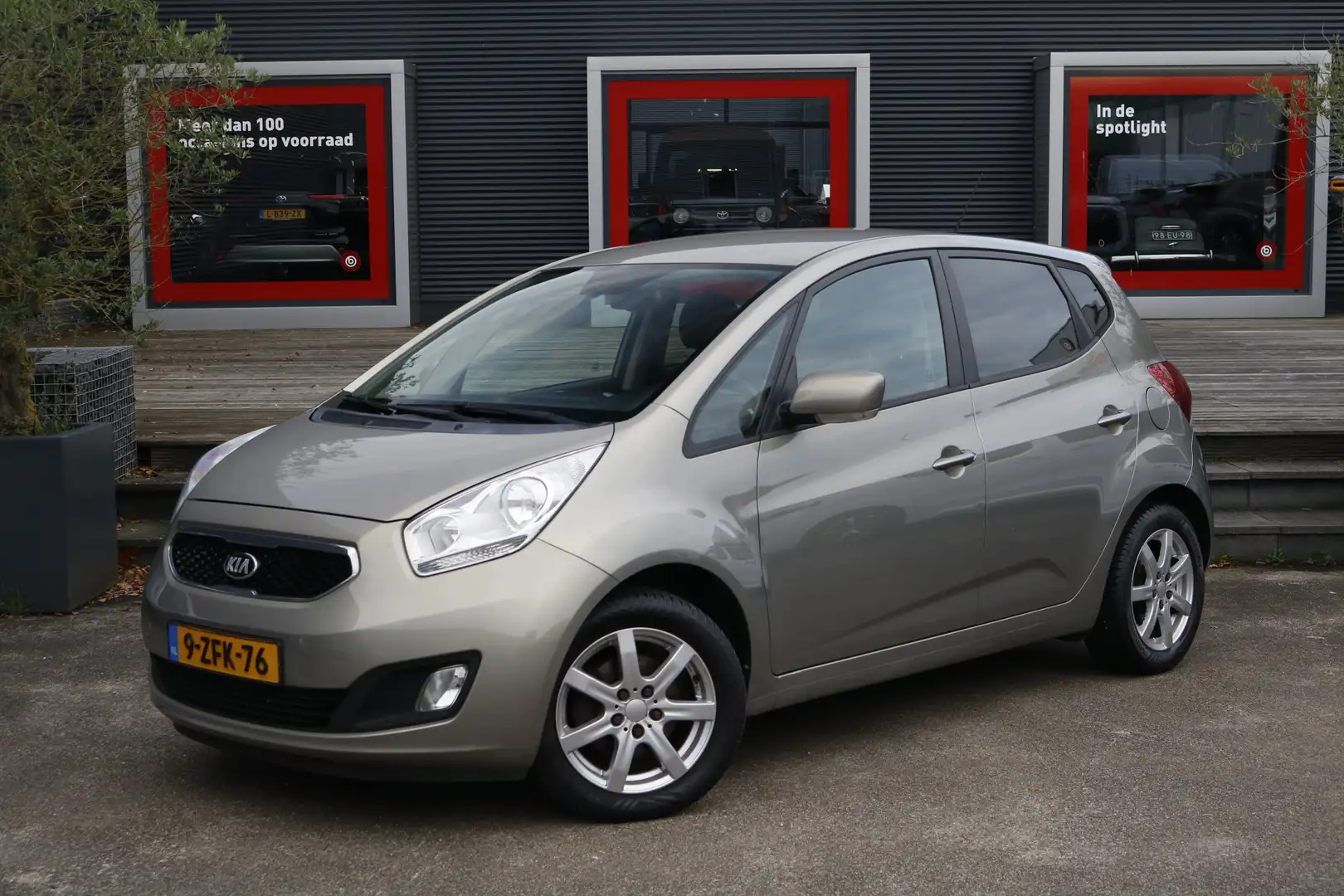 Kia Venga 1.4 CVVT ExecutiveLine | trekhaak | fabrieksnavi | Grijs - 1