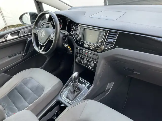 Volkswagen Golf Sportsvan view 3