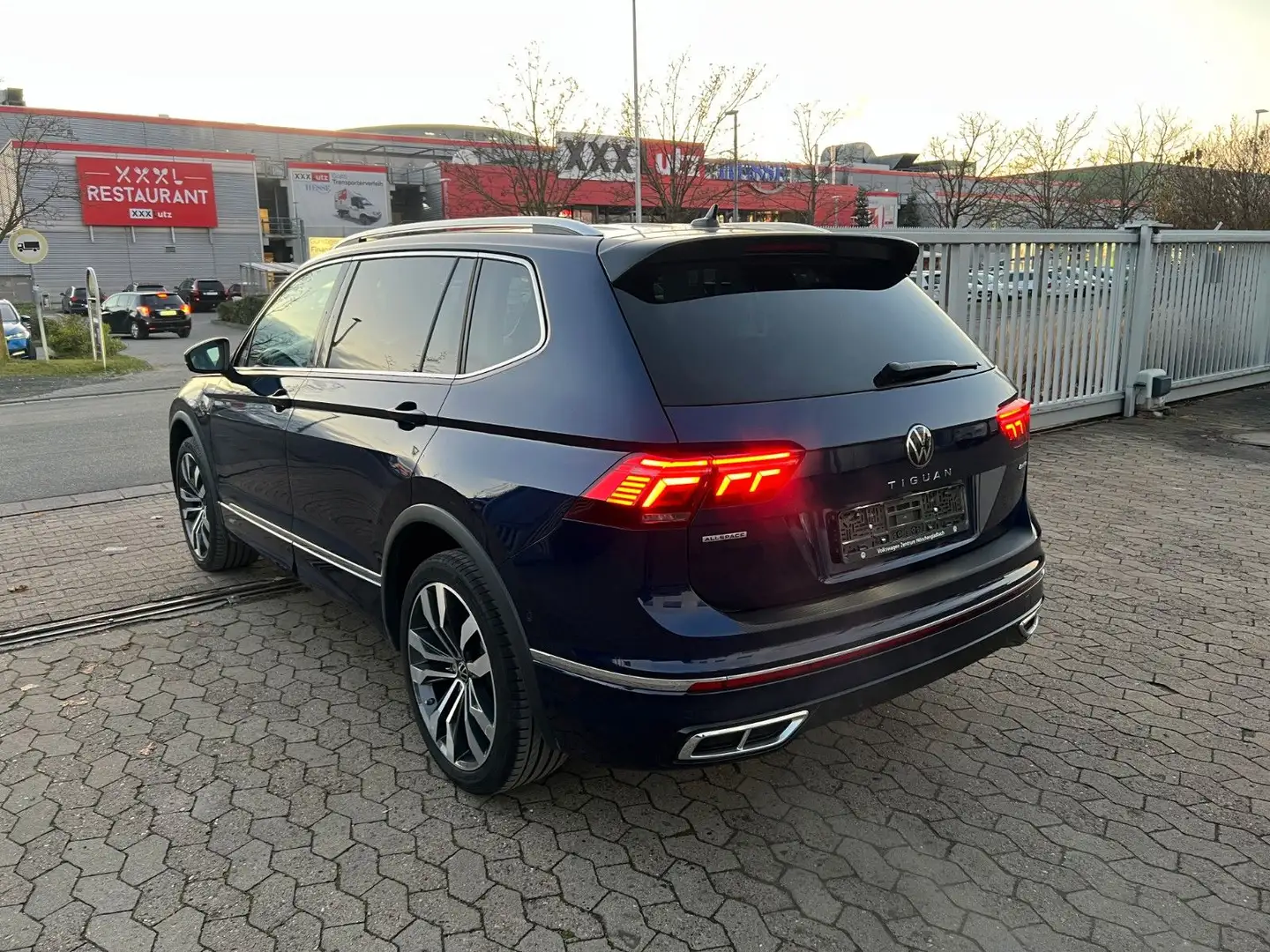 Volkswagen Tiguan Allspace R-Line 4Motion 7SITZE*PANO*AHK* Blau - 2