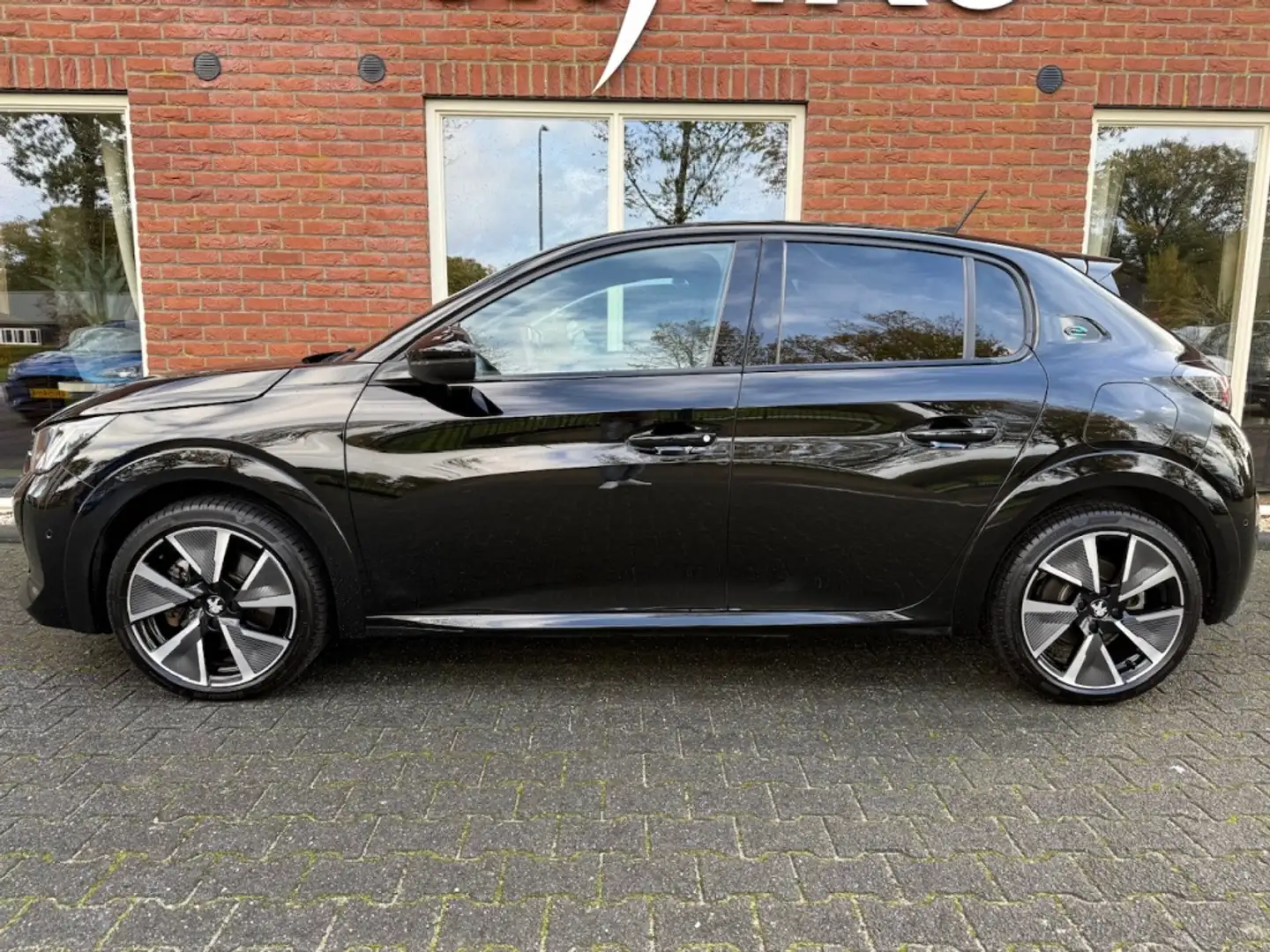 Peugeot e-208 EV GT 350 50 kWh PANODAK / STOELVERW. / ADDAPT.CRU Zwart - 2