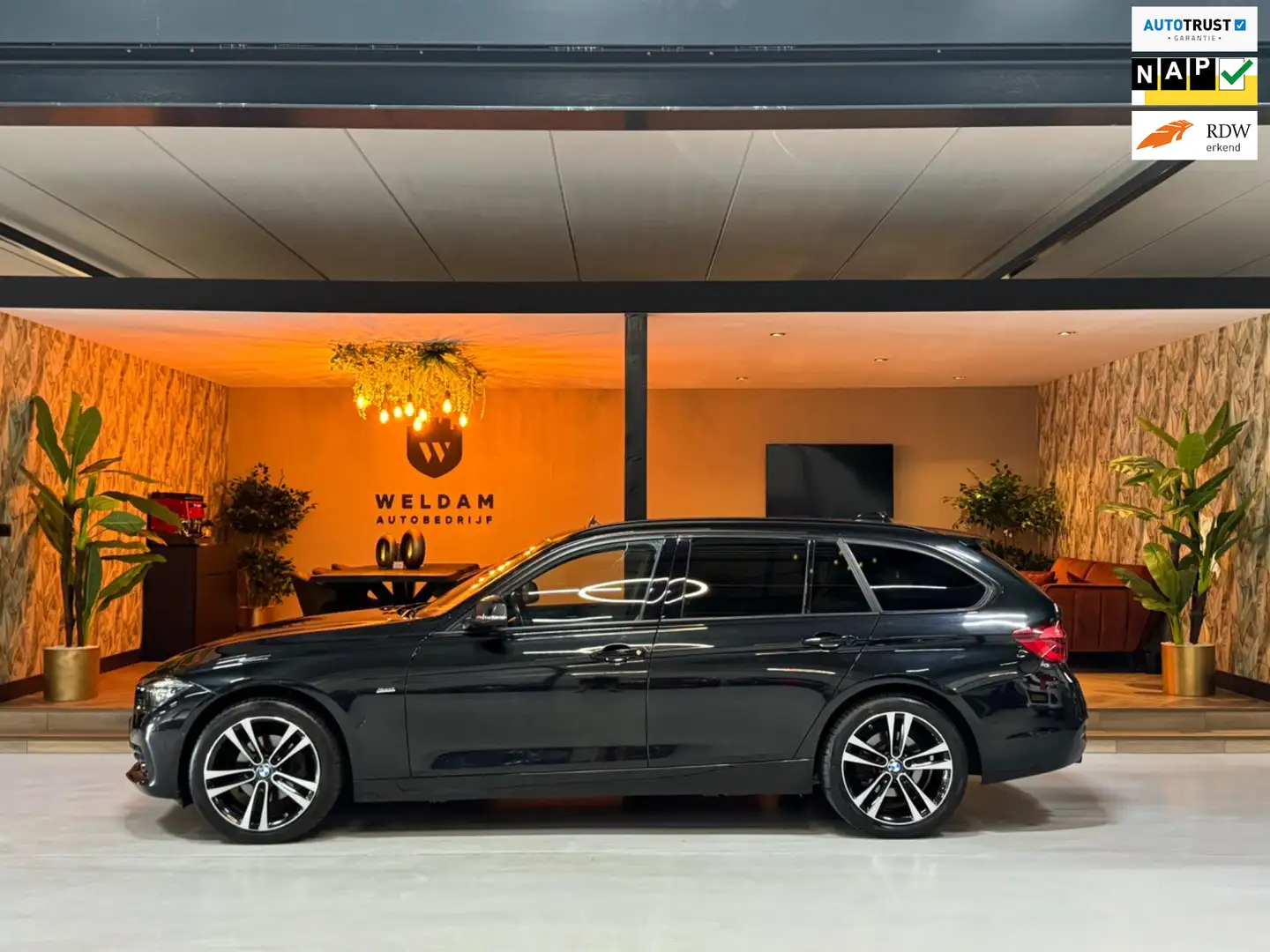 BMW 320 3-serie Touring 320i xDrive Edition Sport Line Sha Zwart - 1