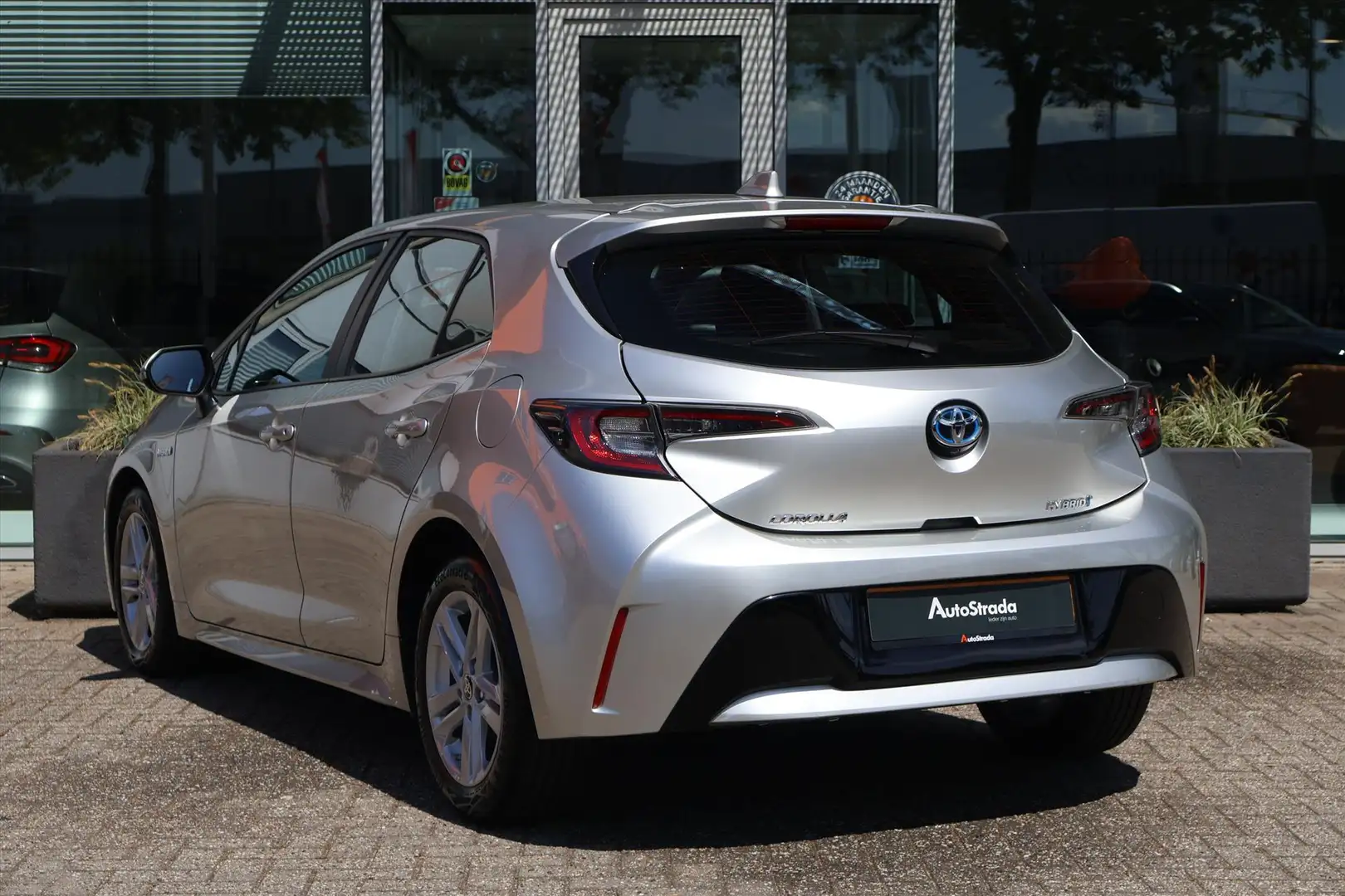 Toyota Corolla 1.8 Business Hybrid 122pk | Carplay | DAB | Camera Grijs - 2