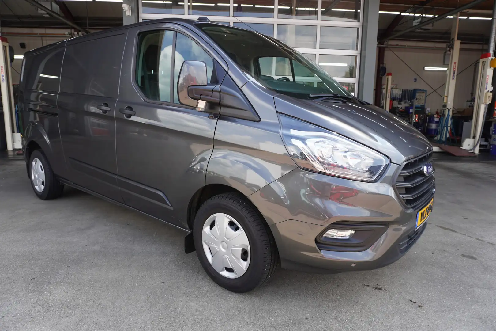 Ford Transit Custom 320 2.0 TDCI 130PK L2H1 Trend Nr. V102 | Airco | C Grijs - 2