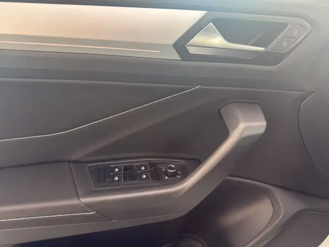 Volkswagen T-Roc view 8