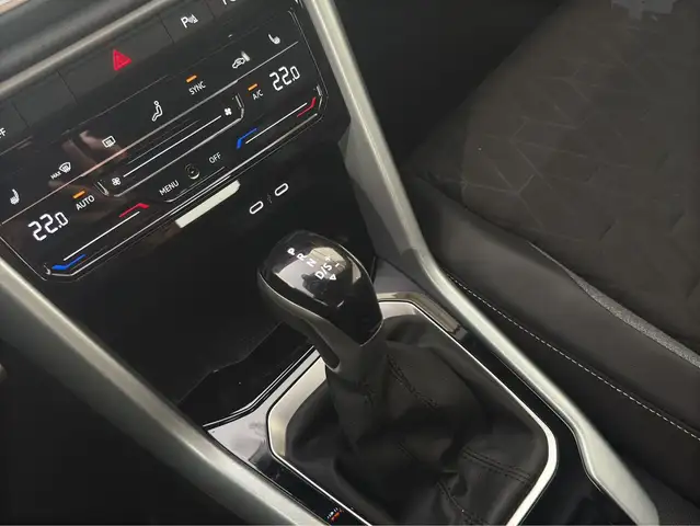 Volkswagen T-Roc view 11