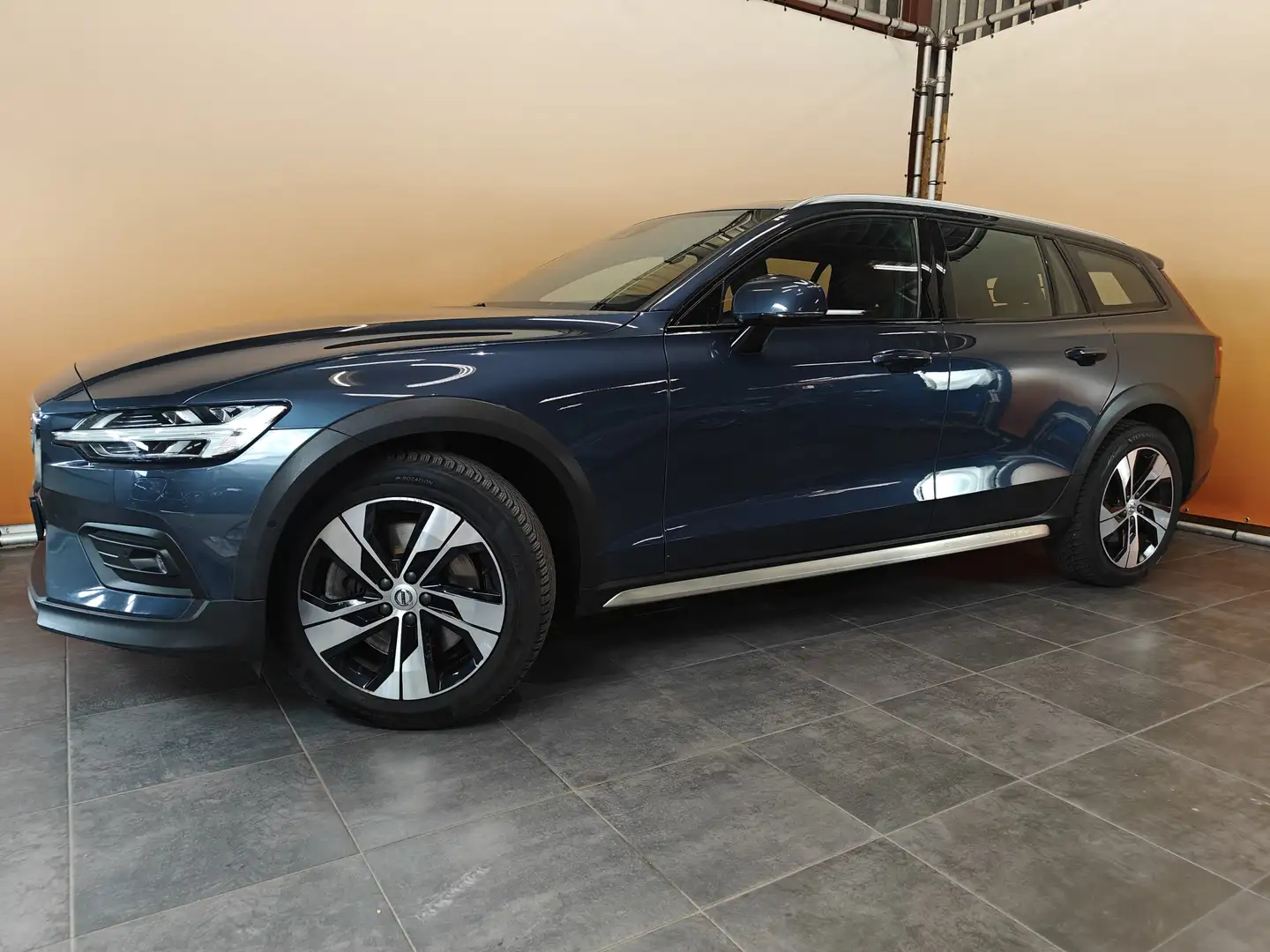 Volvo V60 Cross Country 2.0 B5 AWD Pro SPORTINTERIEUR | NAVI | CAMERA | TR Blauw - 2