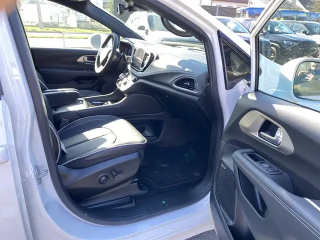 Chrysler Pacifica view 7