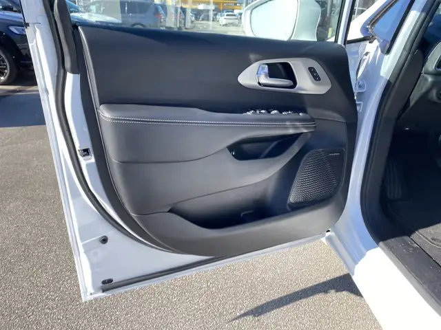 Chrysler Pacifica view 12