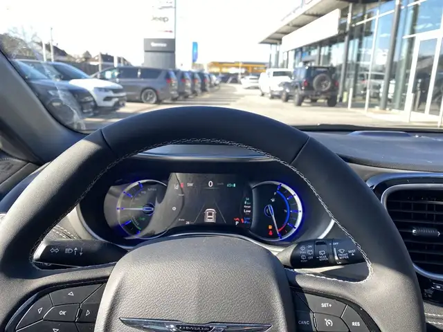 Chrysler Pacifica view 10