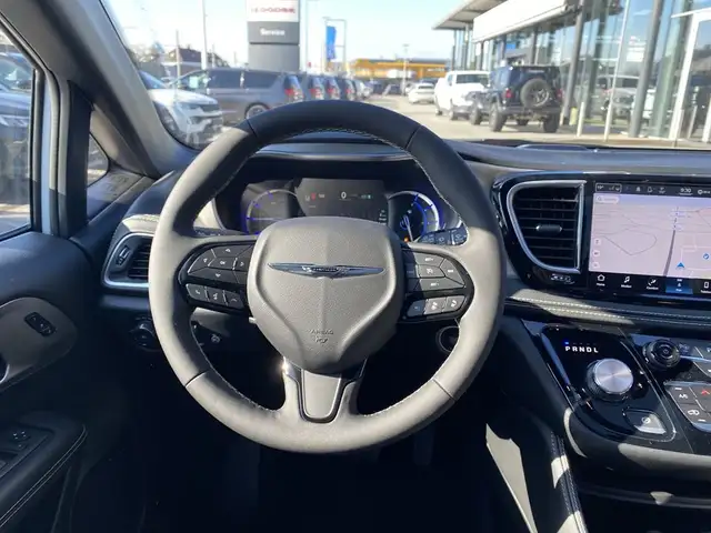 Chrysler Pacifica view 9