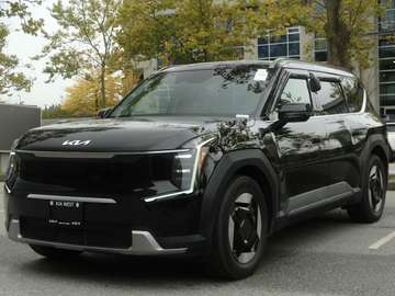 Land | CLEAN LOCAL BC VEHICLE | NAVIGATION | HEAT PUMP | TERRAIN MODE | FORWARD COLLISION AVOIDANCE | BLIND SPOT