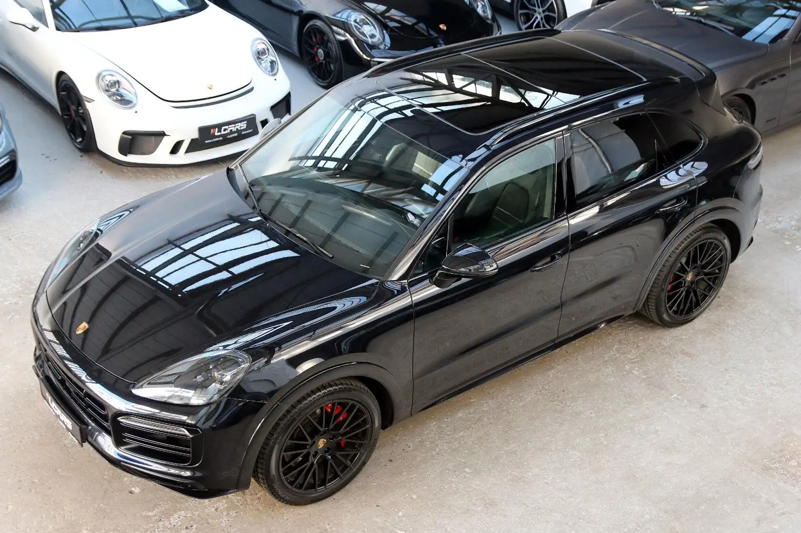 Porsche Cayenne GTS SportChrono Pano Bose Kamera MY22 Zwart - 1