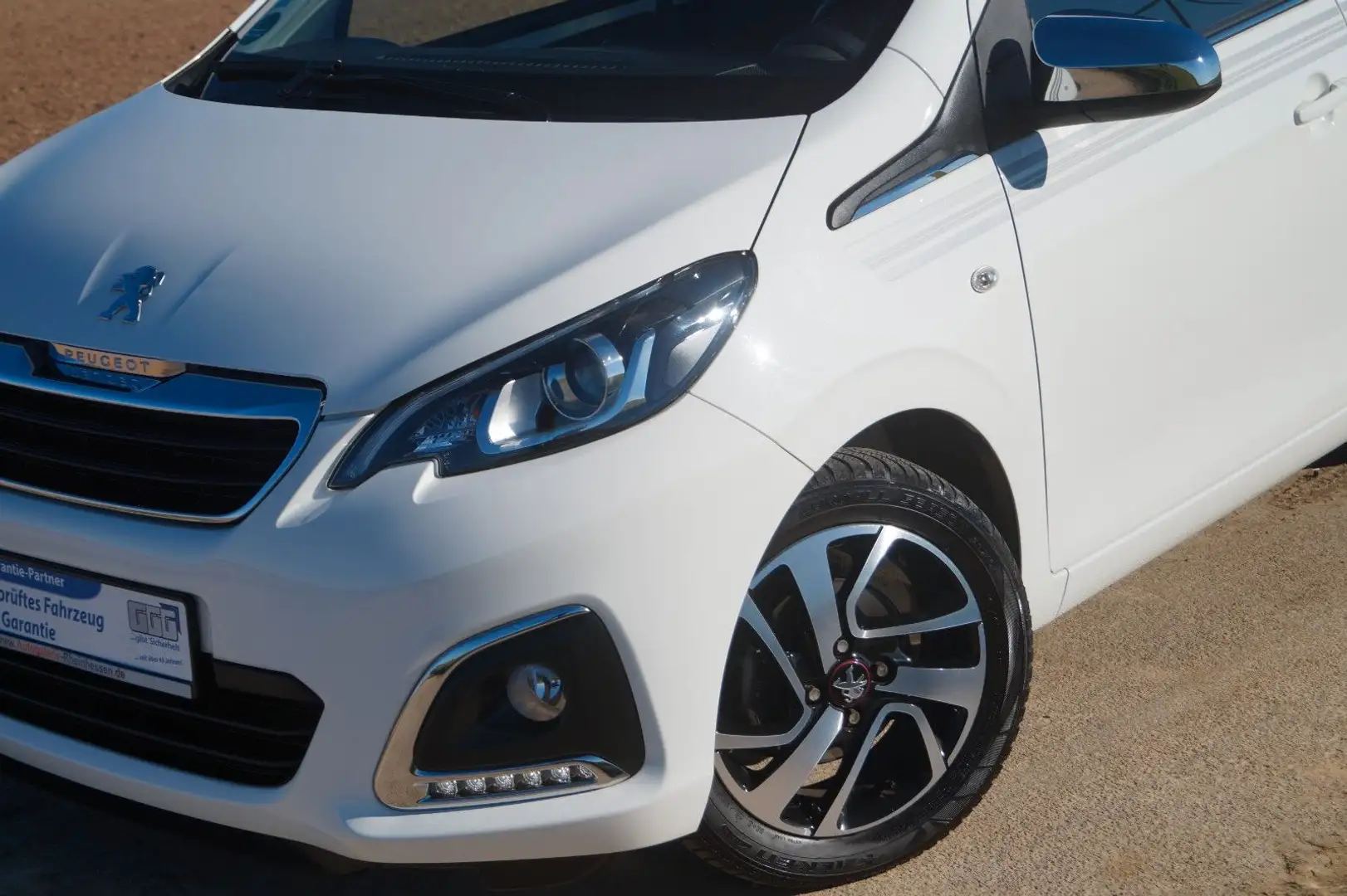 Peugeot 108 TOP Collection +Sitzh.+App-Connect+Faltdach+ Bílá - 2
