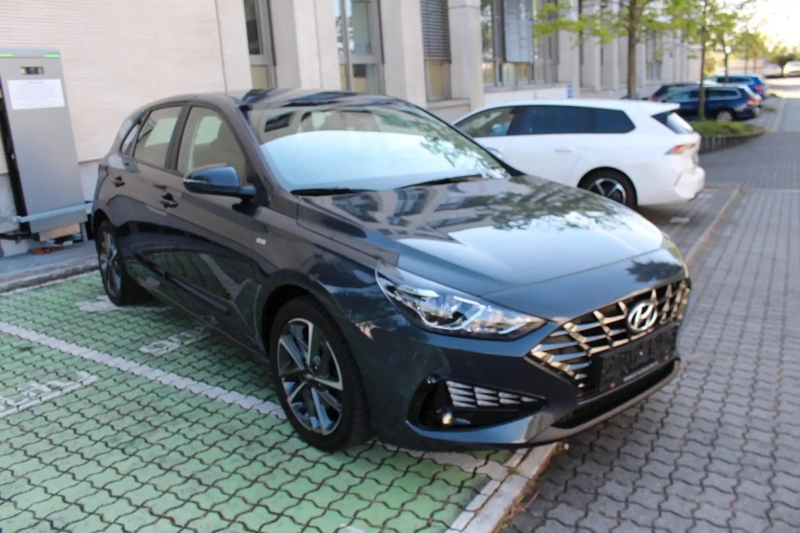 Hyundai i30 Trend Mild-Hybrid~1 HAND~NAVI Gris - 1