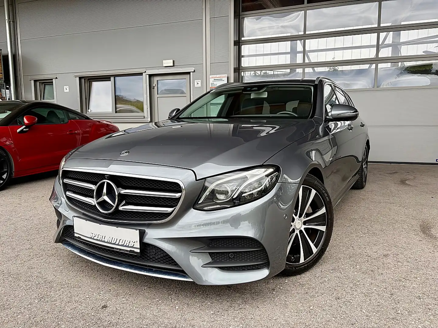 Mercedes-Benz E 220 d AMG Line *Sport Style* Grau - 1