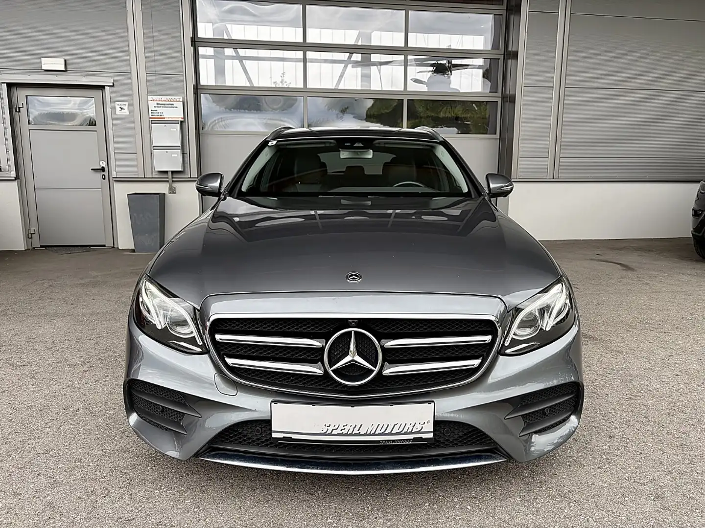 Mercedes-Benz E 220 d AMG Line *Sport Style* Grau - 2
