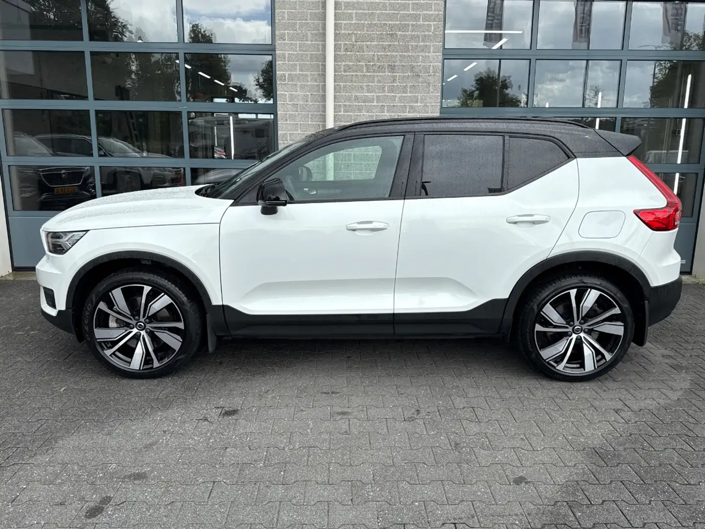 Volvo XC40 Recharge P8 AWD R-Design | SCHUIFDAK | ELEK. TREKH Wit - 2
