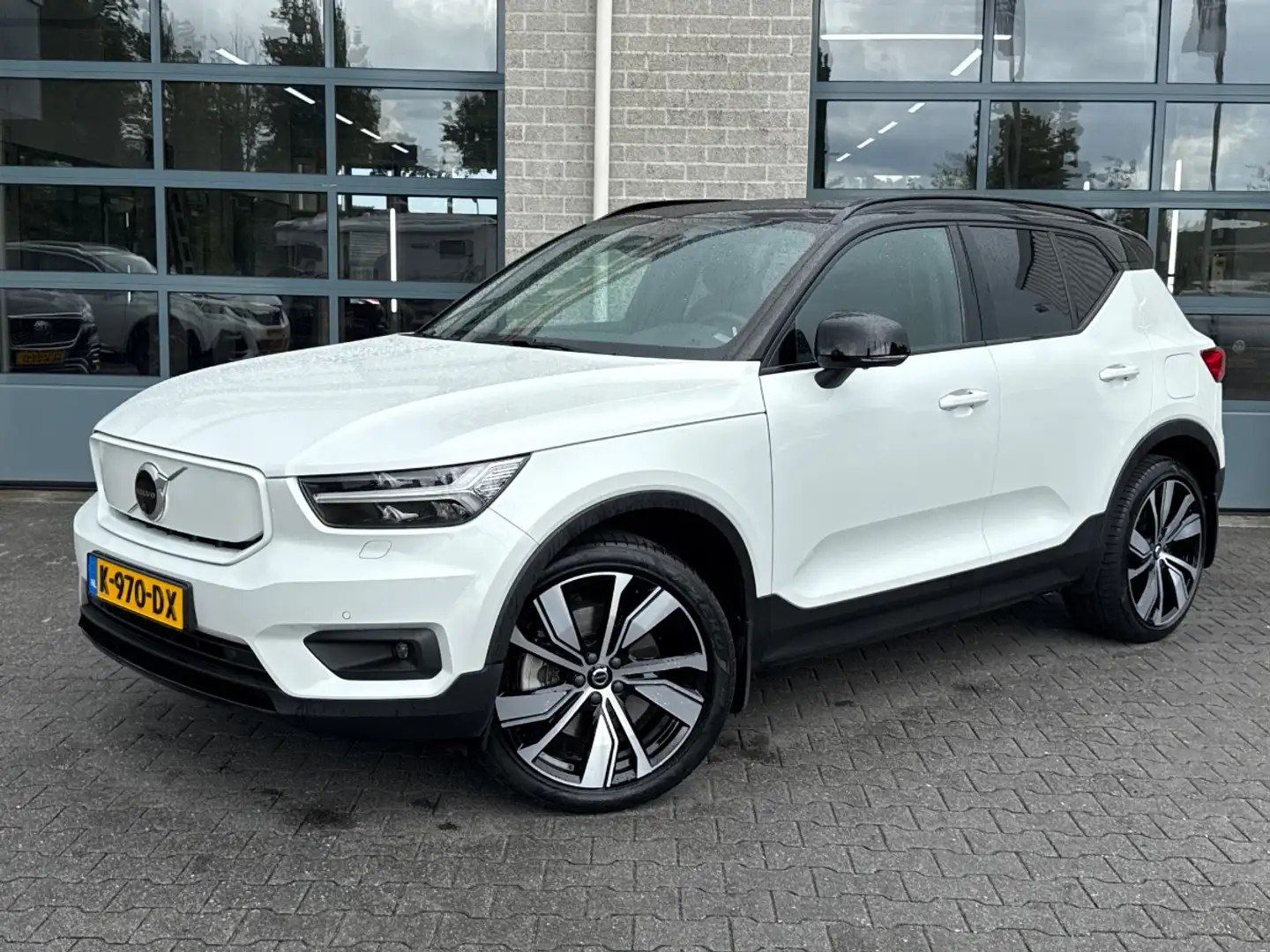 Volvo XC40 Recharge P8 AWD R-Design | SCHUIFDAK | ELEK. TREKH Wit - 1