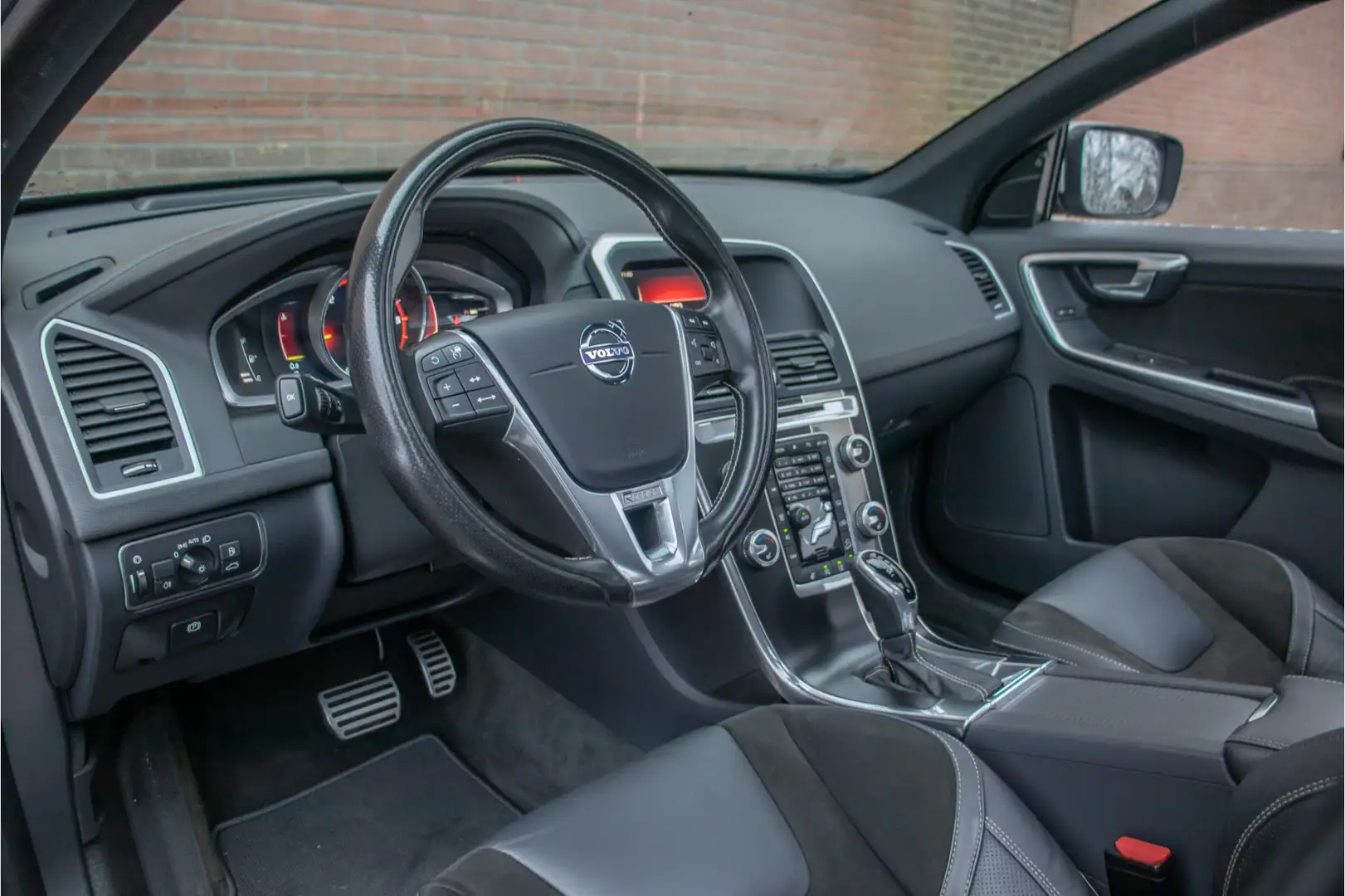 Volvo XC60 D4 5-cilinder Geartronic AWD R-Design, 90.000km, P Gris - 2