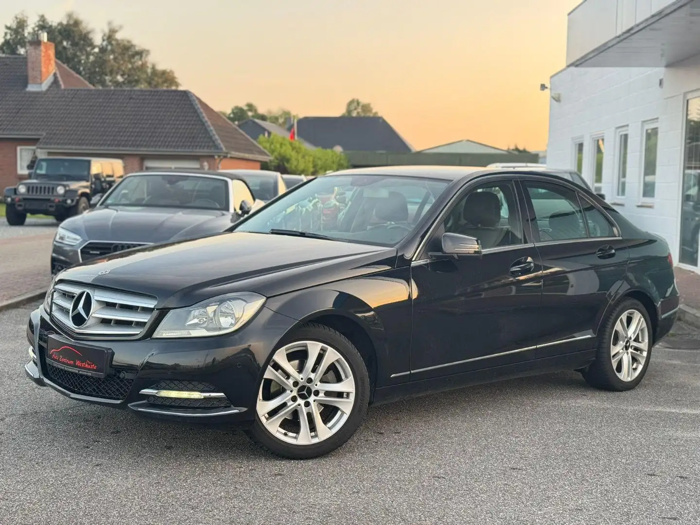 Mercedes-Benz C 180 Lim. CGI BE Autom. Avantgarde Navi PDC SHZ Zwart - 2