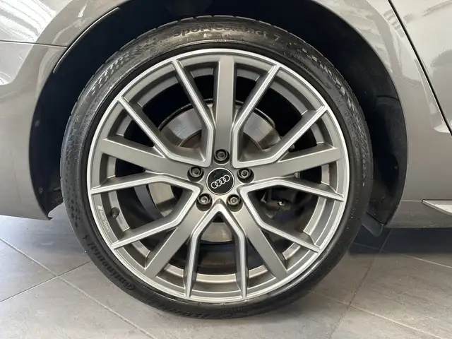 Audi A4 Avant view 3