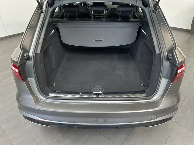 Audi A4 Avant view 6