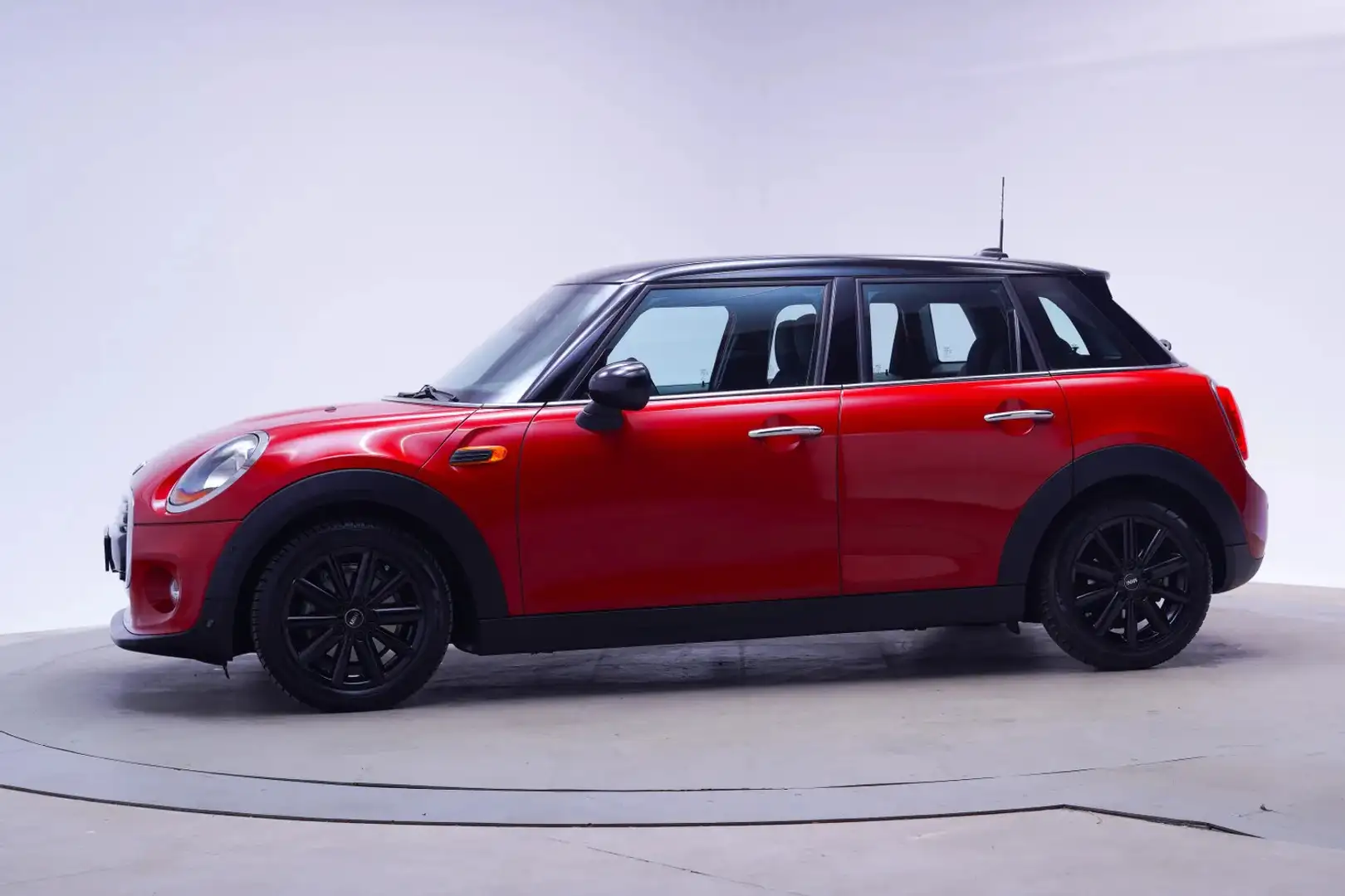 MINI Cooper 1.5 Cooper 136pk Chili Serious Business Aut. 5-drs Rouge - 2