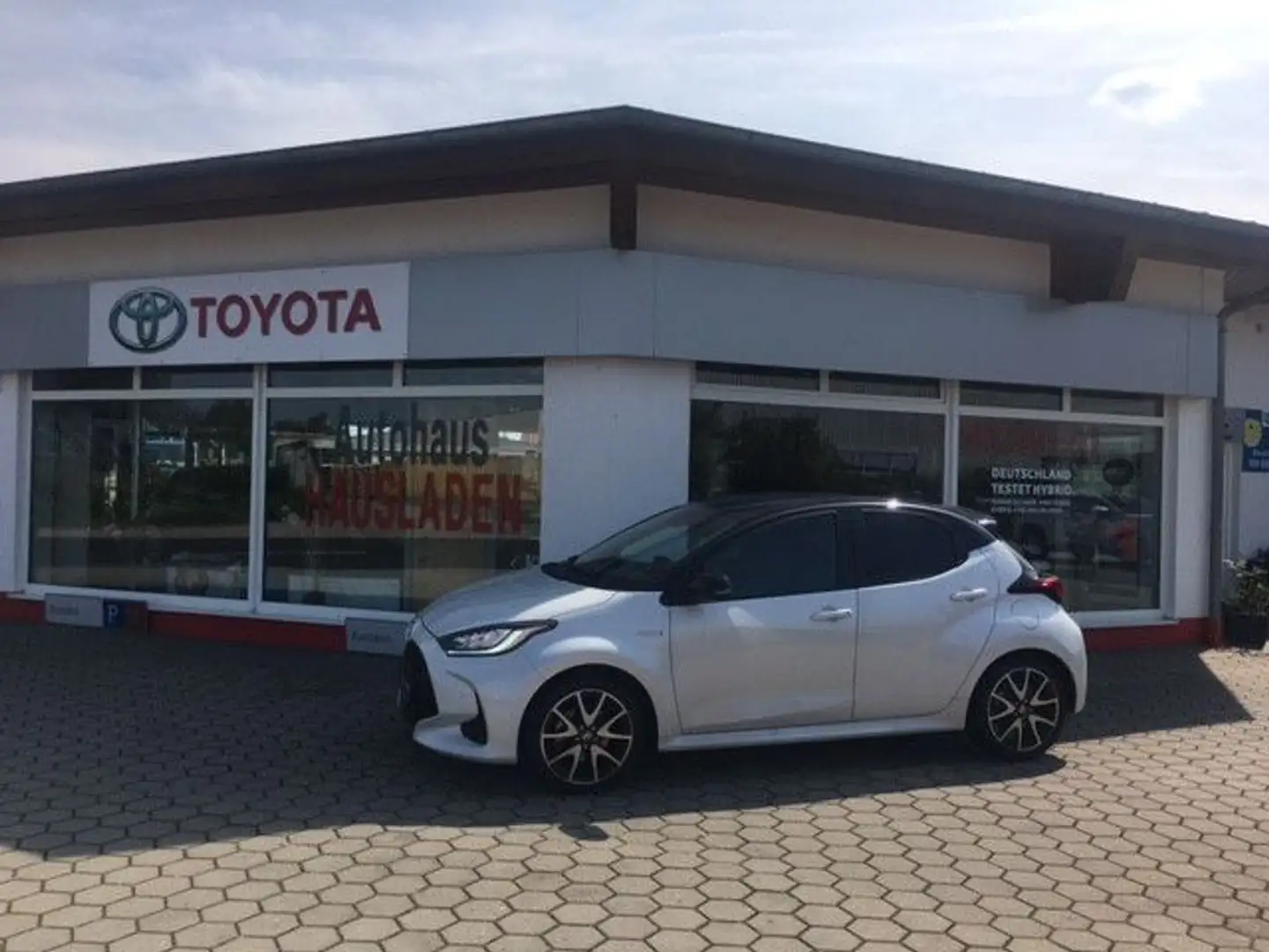 Toyota Yaris Hybrid Style Wit - 1