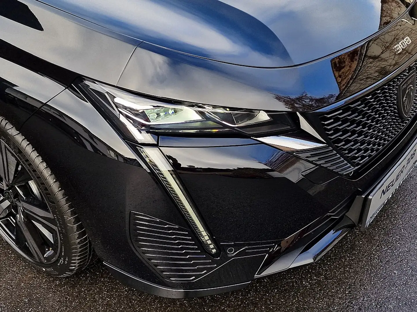 Peugeot 308 SW Hybrid 145 e-DCS6 GT Schwarz - 2