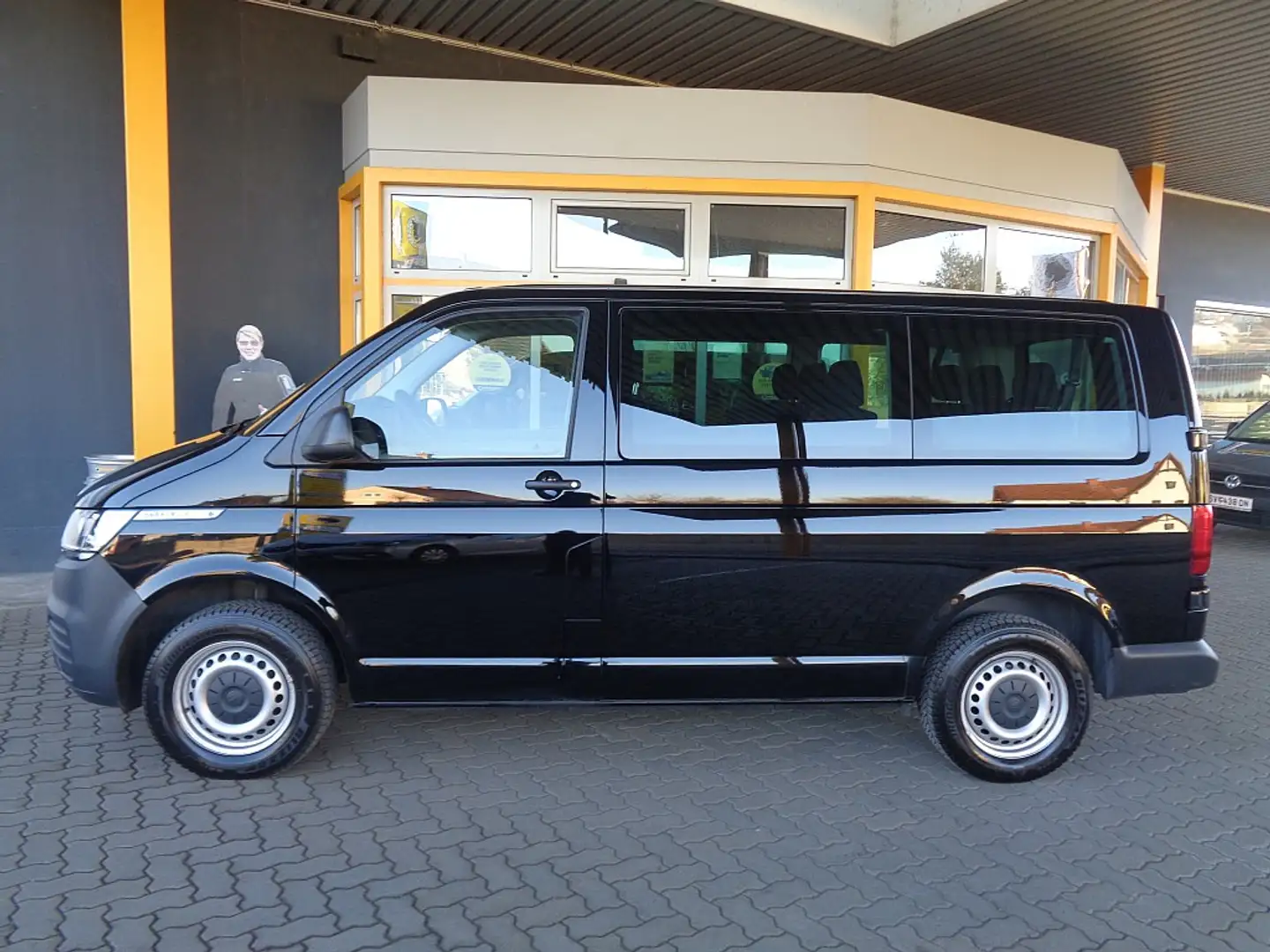 Volkswagen Caravelle Trendline 2,0 TDI BMT Zwart - 2