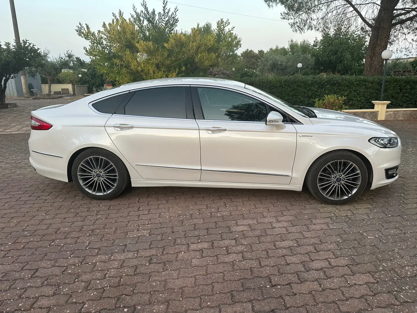 Ford Mondeo Mondeo hybrid 2.0 187 CV eCVT Vignale Bianco - 1