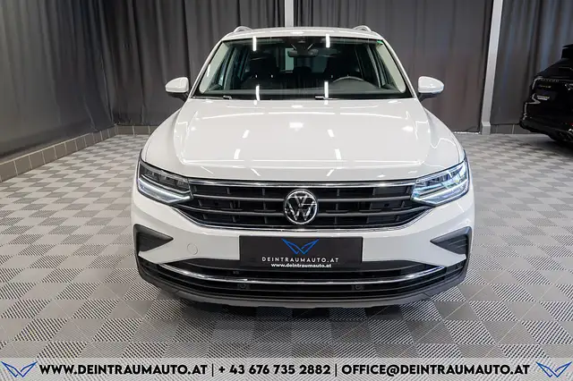 Volkswagen Tiguan view 3