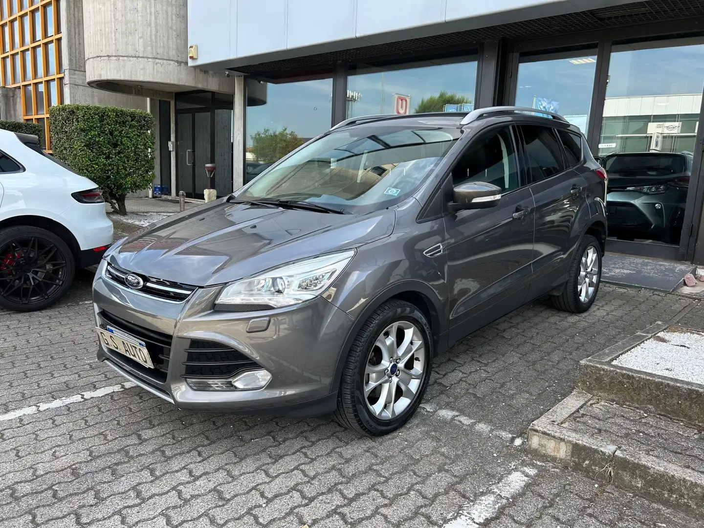 Ford Kuga 2.0 tdci Titanium 4wd 140cv powershift Grau - 1