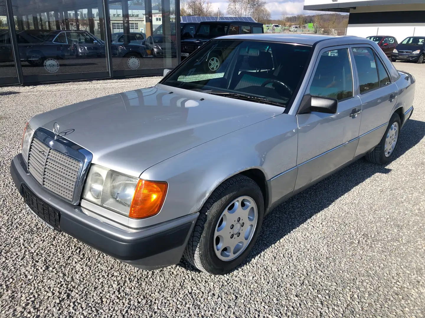 Mercedes-Benz 230 E 5-Gang*AHK*SHD*2.Hand* Silber - 1
