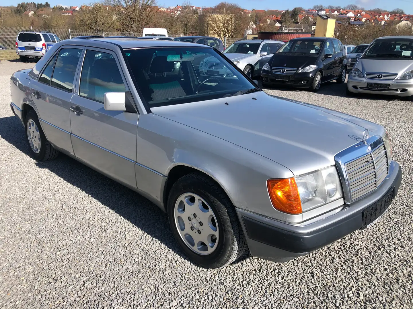 Mercedes-Benz 230 E 5-Gang*AHK*SHD*2.Hand* Silber - 2