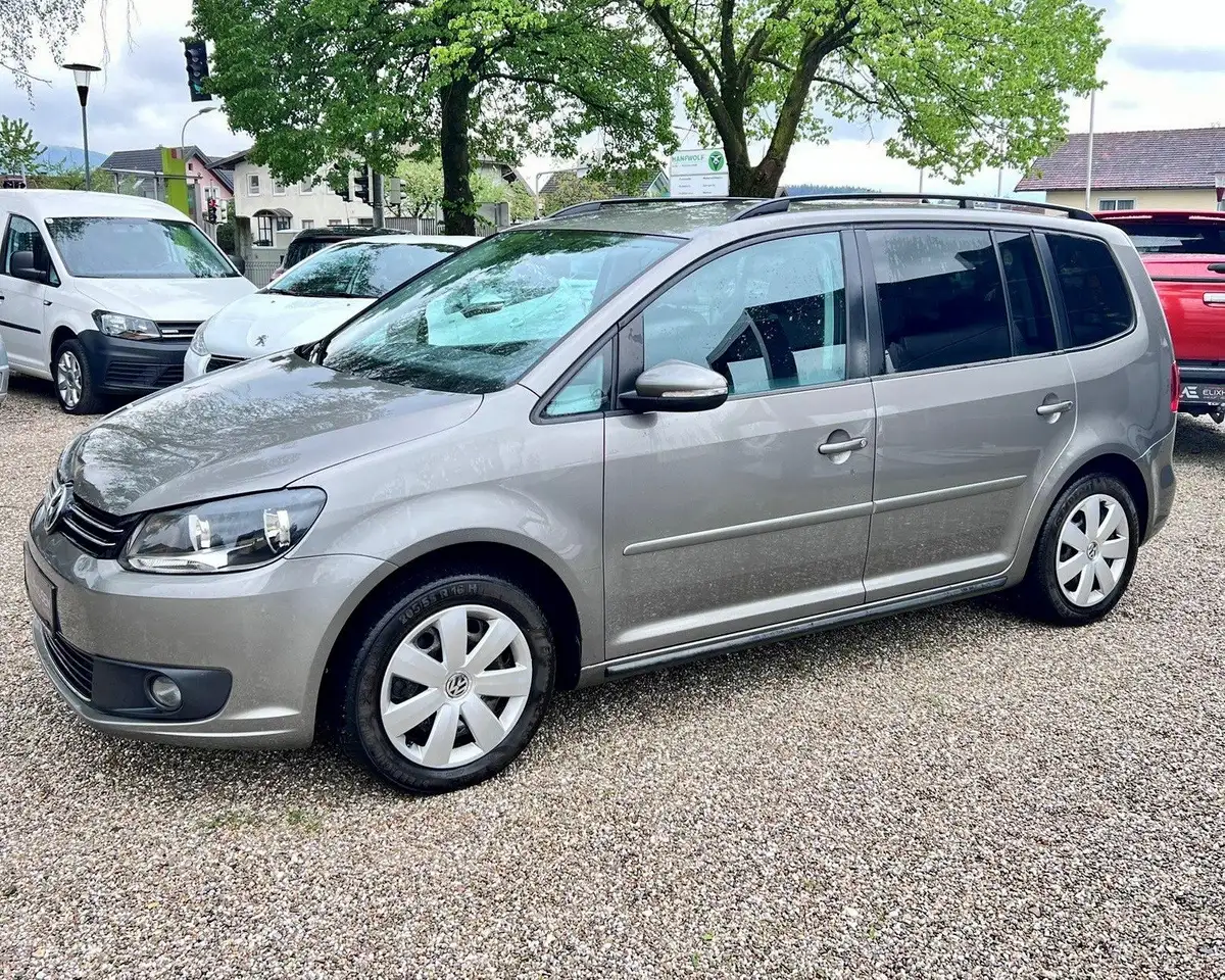 Volkswagen Touran Monovolume in Grijs tweedehands in Elixhausen voor € 9.800,-