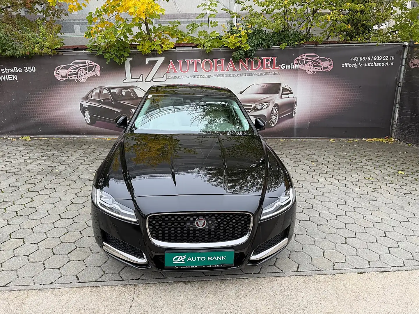 Jaguar XF 20d Prestige Aut. Schwarz - 2