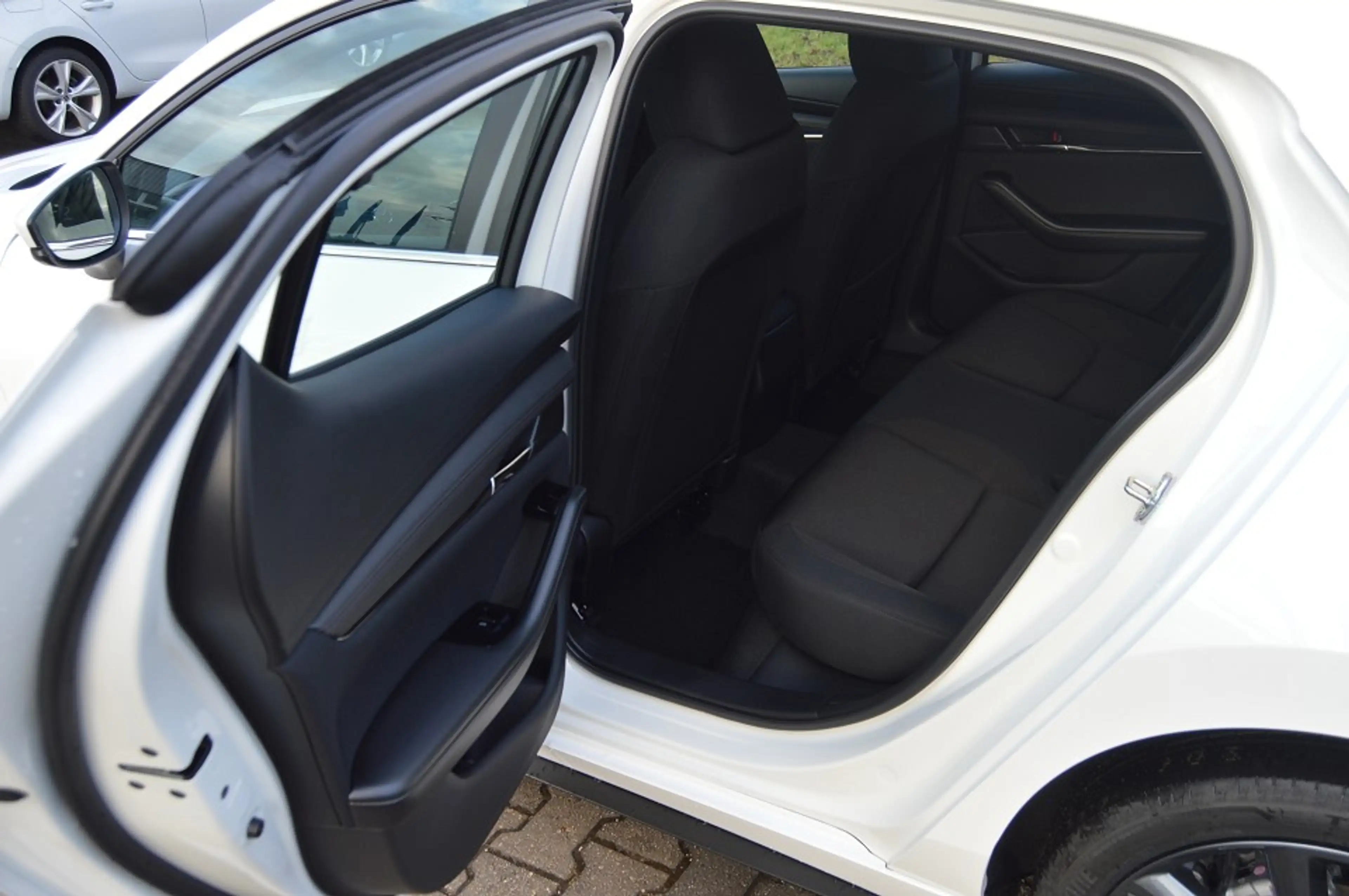 Mazda 3 2.5L e-SKYACTIV G 140ps 6AT FWD Centre-line Navi — photo 9