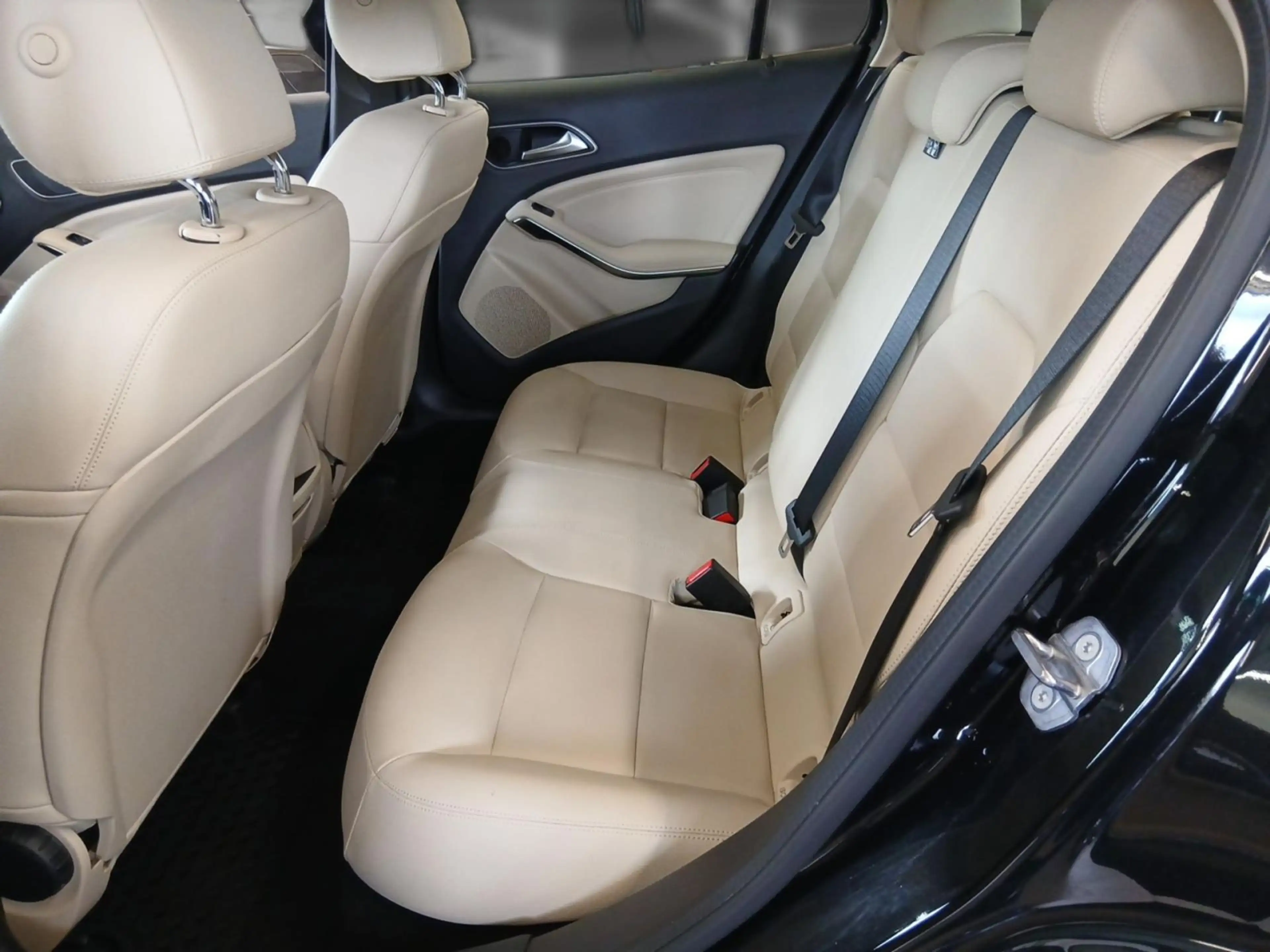 Mercedes-Benz GLA 180 Urban DCT *LED*Business*GRA* — photo 11