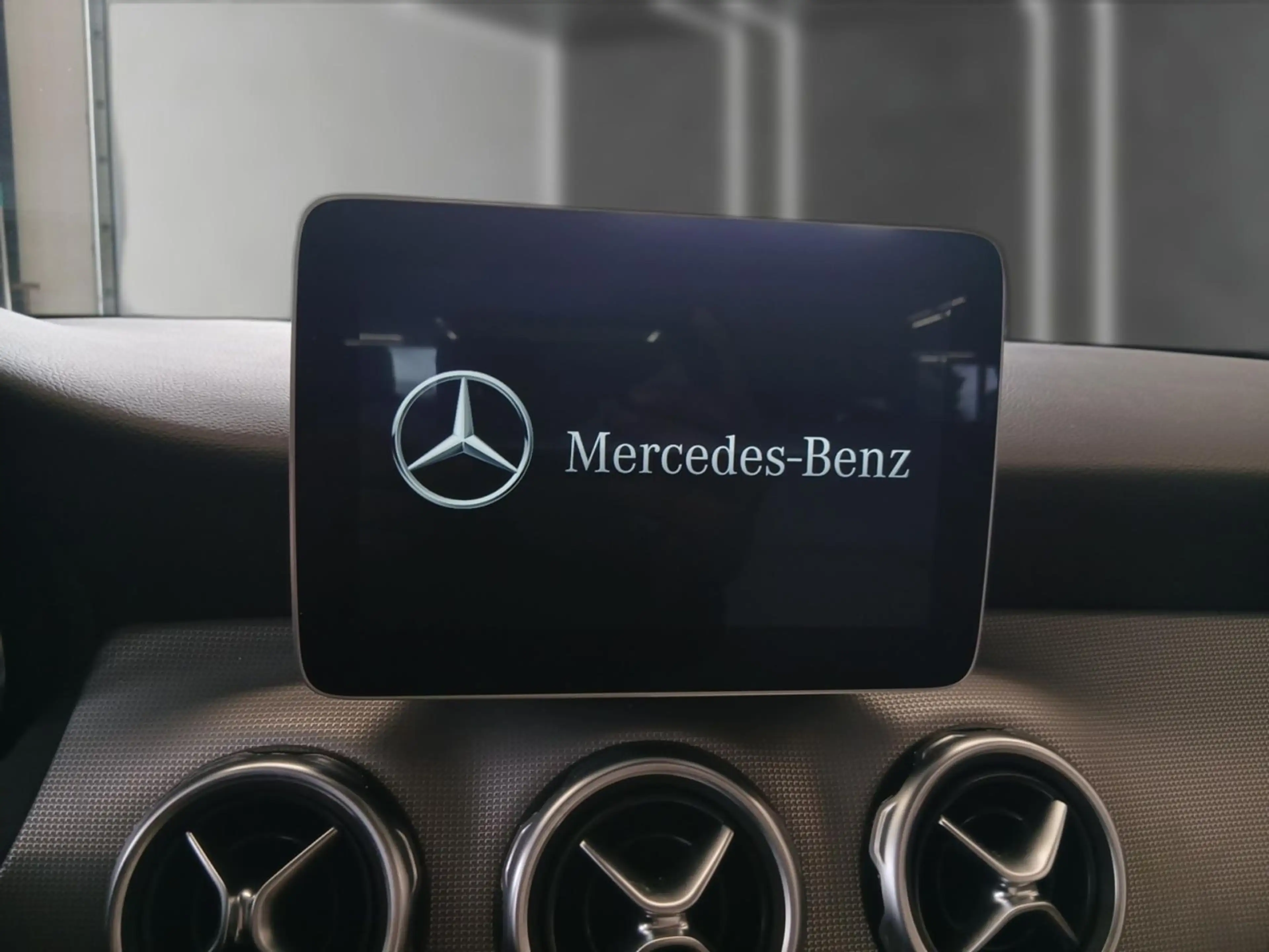 Mercedes-Benz GLA 180 Urban DCT *LED*Business*GRA* — photo 13