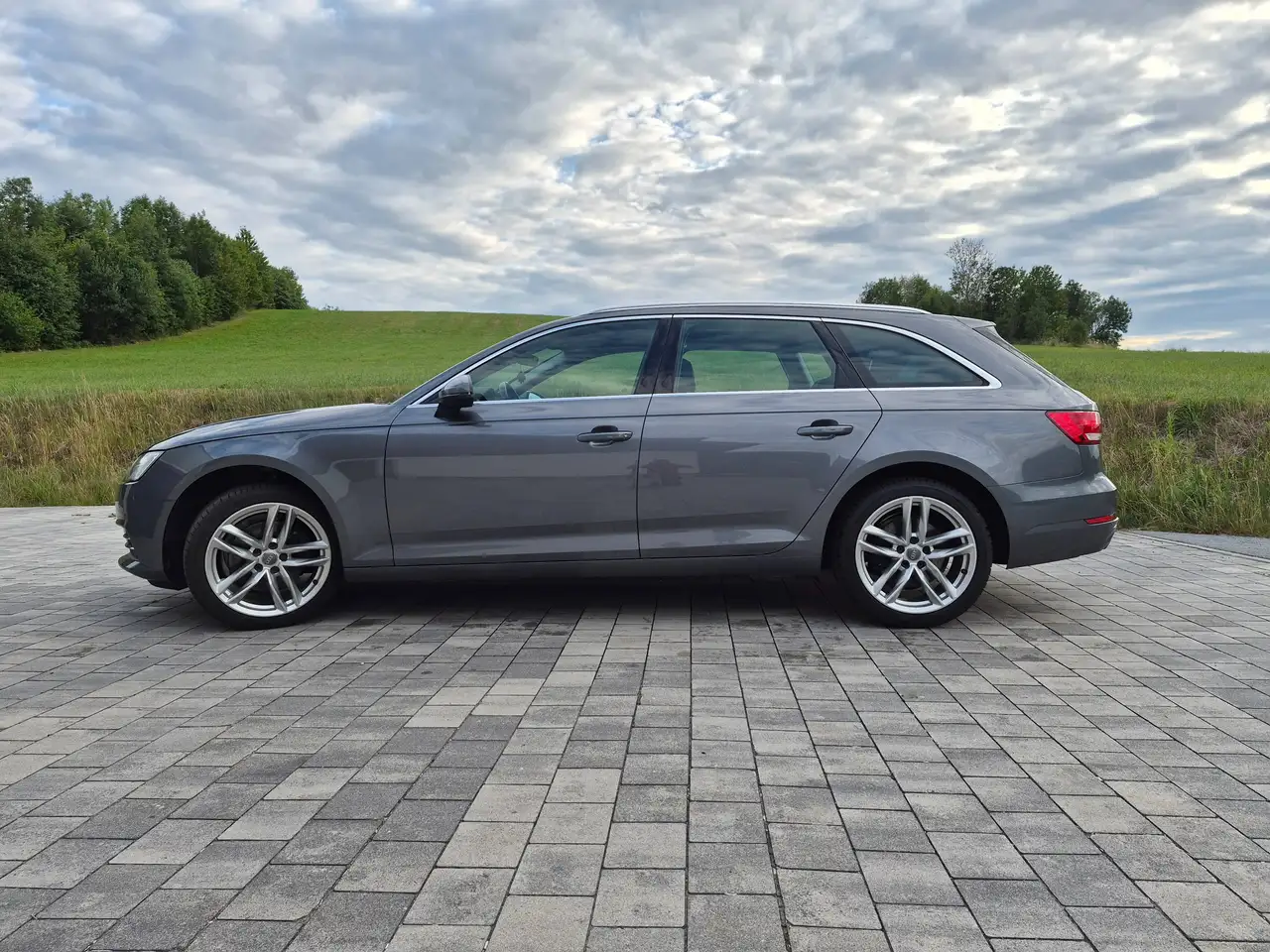 Audi A4 A4 Avant 2.0 TDI ultra S tronic sport — photo 1 of 12