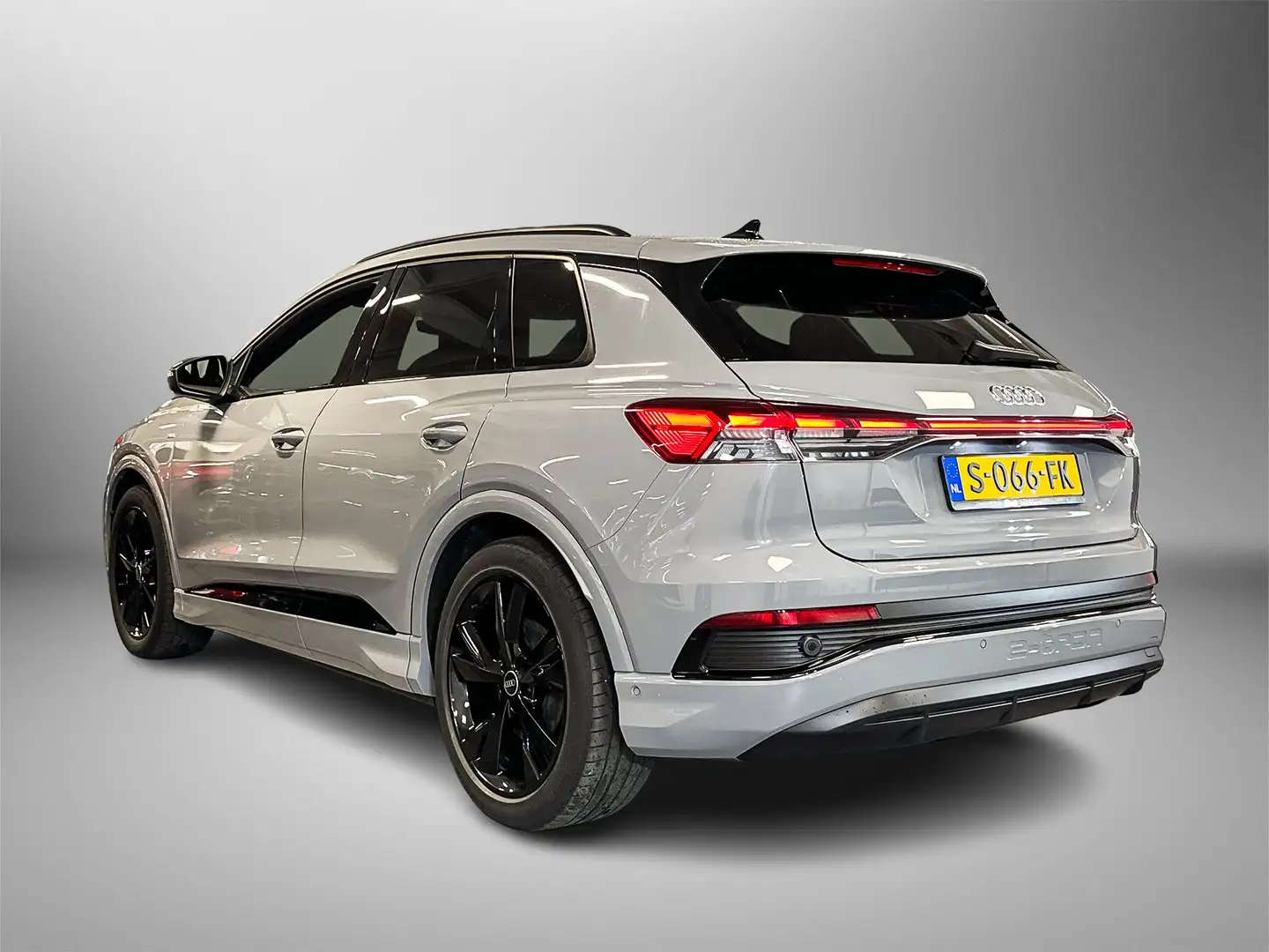 Audi Q4 e-tron 35 170pk S edition 55 kWh Warmtepomp | Achteruitri Grijs - 2