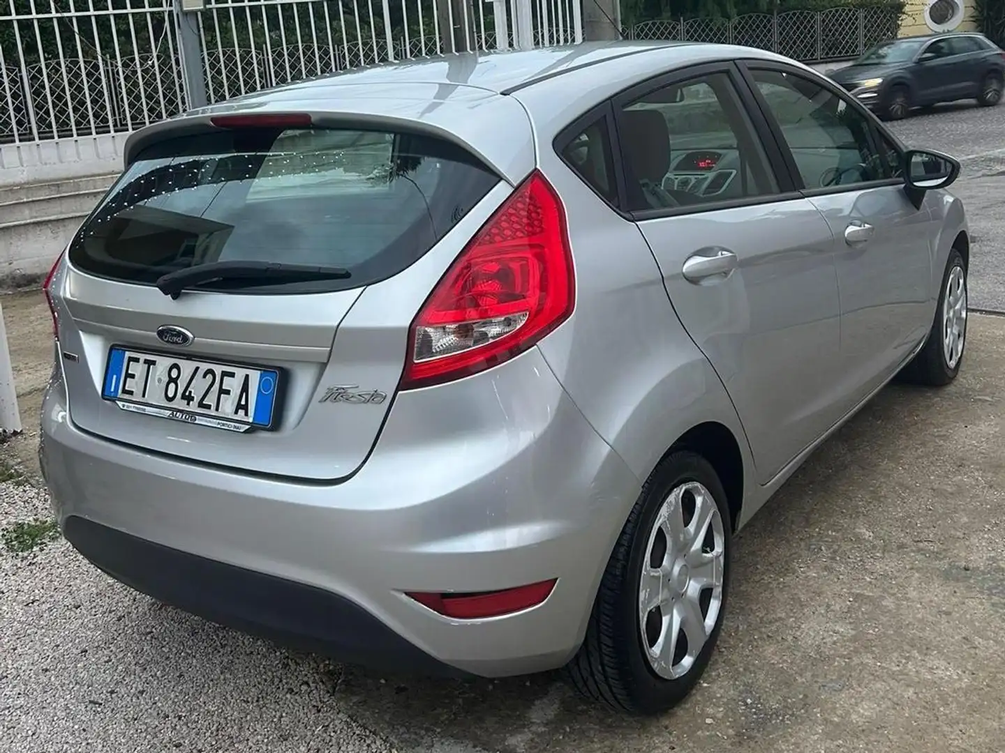 Ford Fiesta Fiesta VI 2013 5p 1.4 tdci Titanium c/esp E5 Grijs - 2
