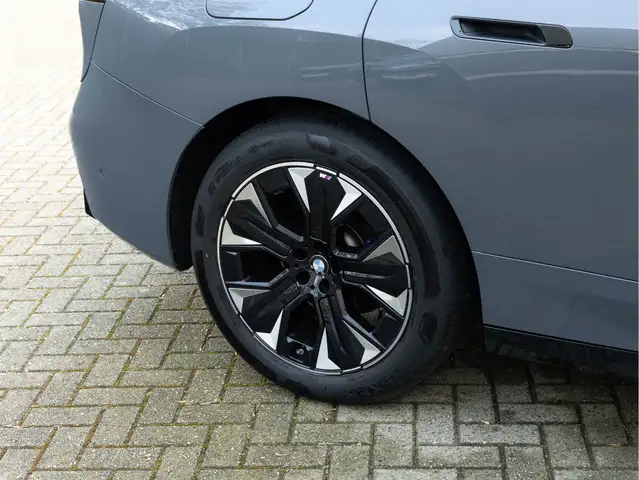 BMW Ix view 13