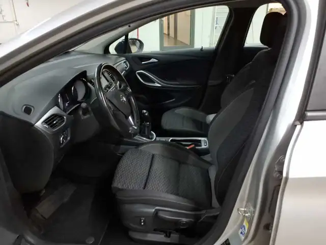 Opel Astra view 7